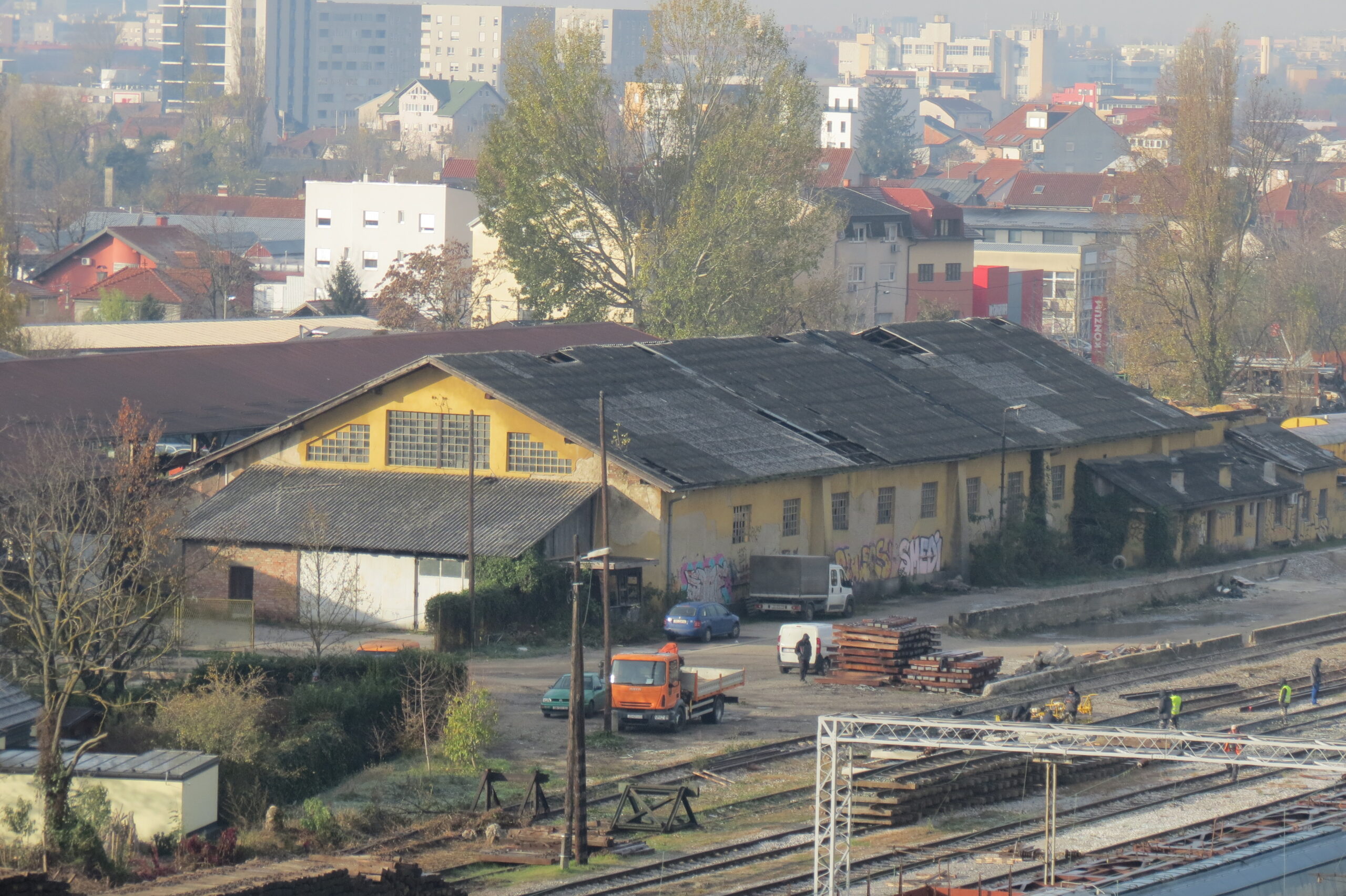 Stara skladišta uz željezničku prugu kod Meršićeve ulice. [VR 2023.]