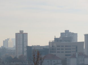 Približeni pogled prema jugoistoku: Hotel Westin, neboderi uz Novu cestu, a ispred njih zgrada banke u Magazinskoj cesti. [VR 2023.]