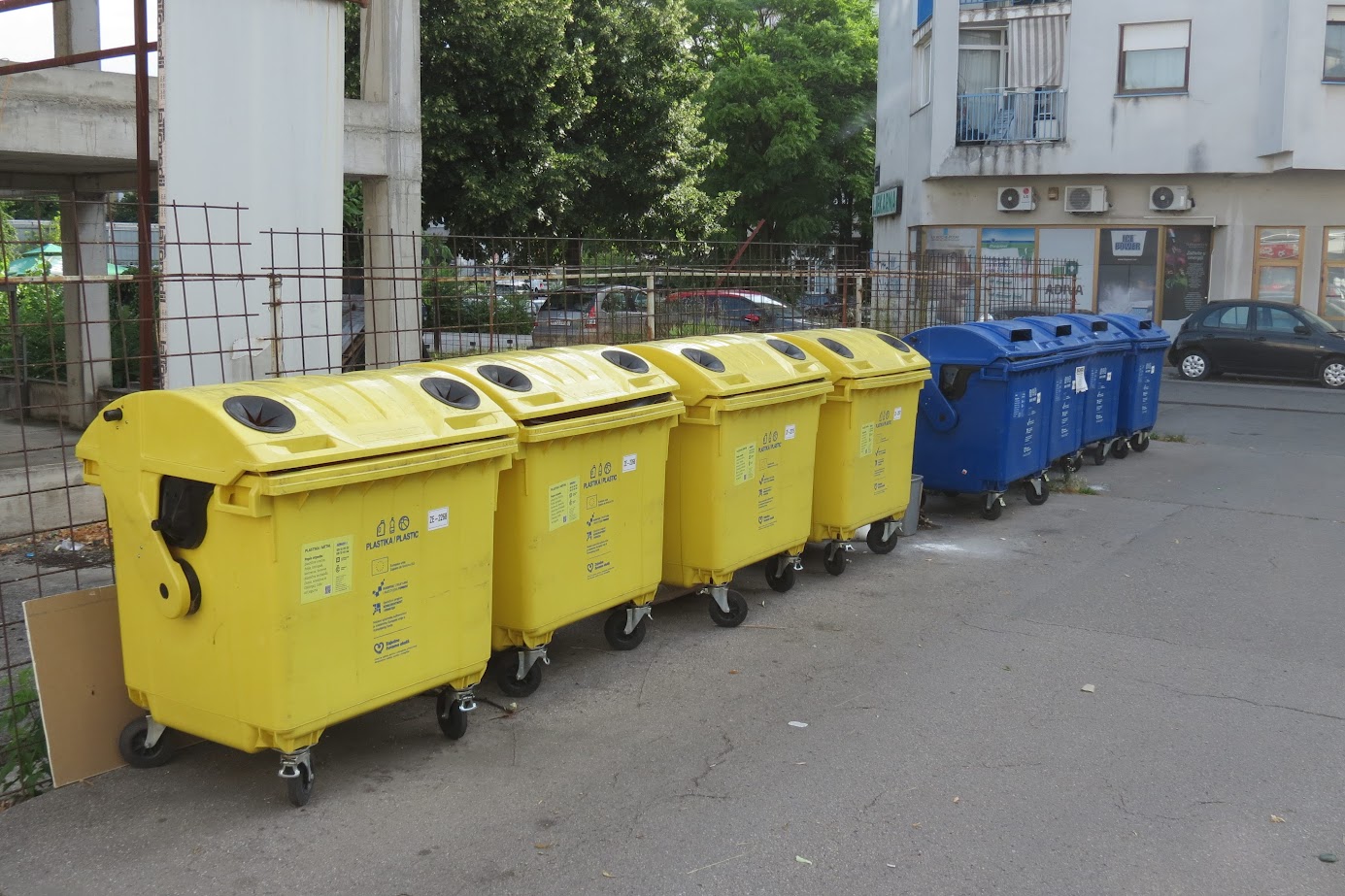 Kontejneri za plastiku i papir pored zgrade u Novoj cesti južno od Tržnice Trešnjevka. [VR 2024.]