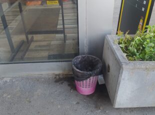 Koš za smeće u zgradi općine u Parku Stara Trešnjevka. [SMK 2024.]