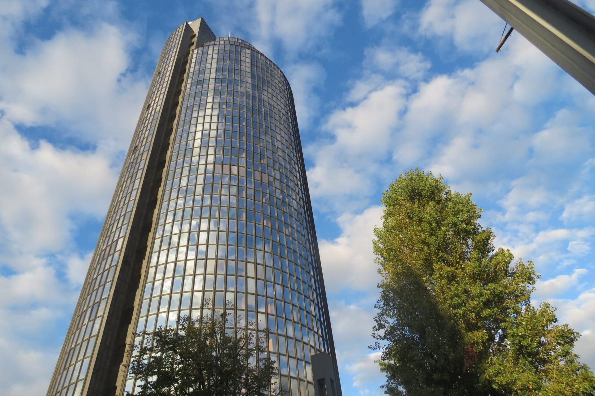 Trg Dražena Petrovića (Tratinska 3, 5 i 7)