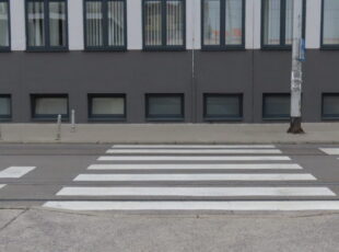Pješački prijelaz na Ozaljskoj ulici kod Remize sa nespuštenim rubnjacima. [VR 2024.]