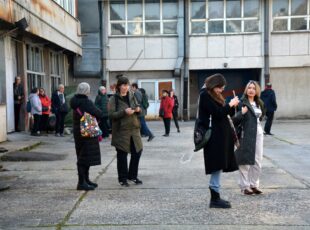U dvorištu Vjesnika, na putu između prostora udruge KONTEJNER i Radionice. [VŠ 2025.]