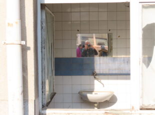 Prizor zapuštenosti nekadašnjeg prostora tiskare Vjesnika. [VR 2025.]