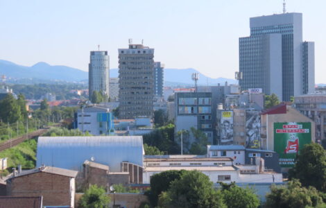 Niz velikana: Cibonin toranj, neboder Industrogradnje (iza njega virka HoTo Tower), Zagrepčanka. U prvom planu krov hale auto servisa Roca. [VR 2025.]