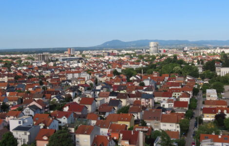 Ljubljanica u prvom planu, iza nje Rudeš, lijevo Staglišće, Vrbani i Prečko. [VR 2025.]