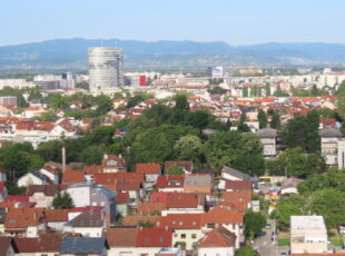 U prvom planu Ljubljanica, a iza nje Rudeš te desno Špansko. [VR 2025.]