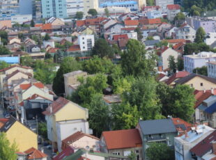 Sjeverni dio Pongračeva i dio Ciglenice, u pozadini su zgrade sjeverno od željezničke pruge. [VR 2025.]