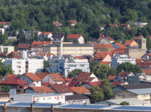 Crkva Sv. Blaža desno i Osnovna škola Petra Zrinskog u Krajiškoj ulici lijevo.[VR 2025.]