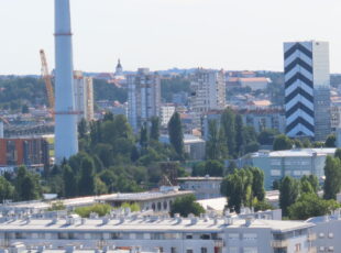 Ispred i desno od hotela Zonar su objekti Ericssona Nikole Tesle, a između hotela i dimnjaka Toplane su neboderi u Novoj cesti. U pozadini su desno katedrala, a lijevo crkva Svetog Marka. [VR 2025.]