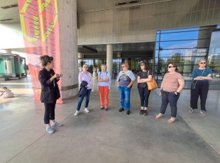 Okupljanje pred šetnju, posve lijevo je Morana Matković, predstavnica Muzeja suvremene umjetnosti koja je najavila šetnju. [DF 2025.]