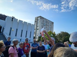 Pogled na fotografiju crkve iz doba kada je tek dovršena. [DF 2025.]