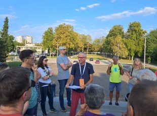 Voditelj šetnje priča o povijesti crkve i mogućnostima koje pruža prostor ispred nje. [DF 2025.]