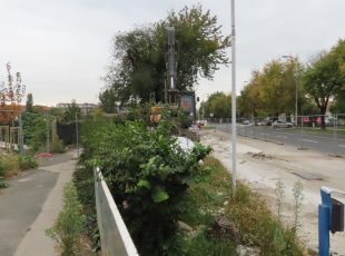 Pogled s uskog pločnika koji je zaobilazio pumpu. [VR 2025.]