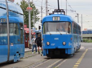 Tramvaj T4YU na liniji 7 na okretištu Savski Most. [VR 2025.]