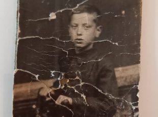 Bogomir Škabar na željezničarskoj iskaznici. [DG2 2026.]