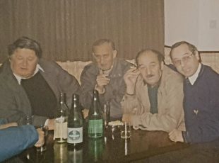 Za stolom uz gemište: Vili Vahtarić, Josip Crnković, Radoslav (posve desno) ... [CV 2026.]