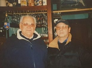 Vlasnik bistroa Radoslav (desno) te Franjo Mraljak, nekadašnji ravnatelj Galerije primitivne umjetnosti, u bistrou "R". [CV 2026.]