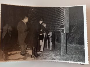 Bogomir Škabar polaže vijenac na spomenik u parku na Ciglenici. [DG 2026.]