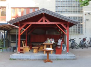 Nadstrešnica u dvorištu škole koju su zajednički napravili učenici i profesori. [VR 2026.]