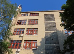 Pogled na uličnu zgradu iz školskog dvorišta. Prozore su napravili učenici i profesori škole. [VR 2026.]