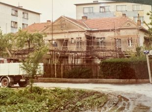 Kuća u Počiteljskoj 2 pred početak radova na obnovi fasade nepoznate godine. [VH 2026.]