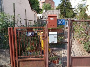 Dva uska dvorišta u ulici Vurovčice. [SM 2026.]