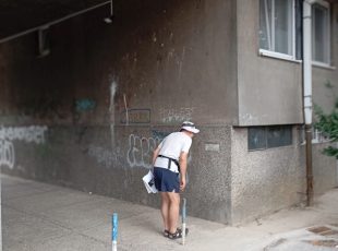 Pokušavajući dešifrirati stari natpis. [SM 2026.]