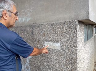 Netko je pokušao uništiti ovaj natpis graditelja (građevinsko poduzeće Napred iz Beograda). [SM 2026.]